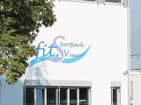 SV Seedorf fitSportpark Beratung-Rehasport-einführen-Kunde-Flowcon-hier-Gebäude-von-außen